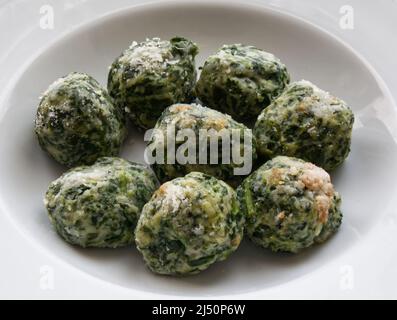 Italienische Gnudi sind ein typisches Gericht der toskanischen Küche. Gnudi sind große Gnocchi mit Ricotta, Spinat, Parmigiano Reggiano Käse, aber w Stockfoto