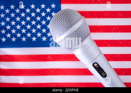 Mikrofon mit Nationalflagge auf Hintergrundserien - Vereinigte Staaten. Das Konzept des Welttages der Pressefreiheit. Stockfoto