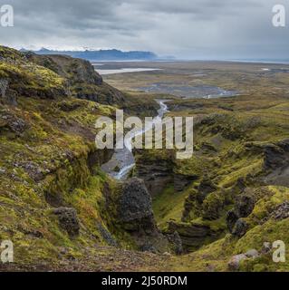 Wunderschöne Herbstansicht vom Mulagljufur Canyon zum Fjallsarlon Gletscher mit Breidarlon Eislagune, Island und Atlantik in der Ferne. Es liegt am südlichen Ende von Stockfoto