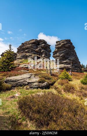 Felsformationen auf dem Vozka-Hügel im Jeseniky-Gebirge in Tschechien während eines schönen Frühlingstages Stockfoto