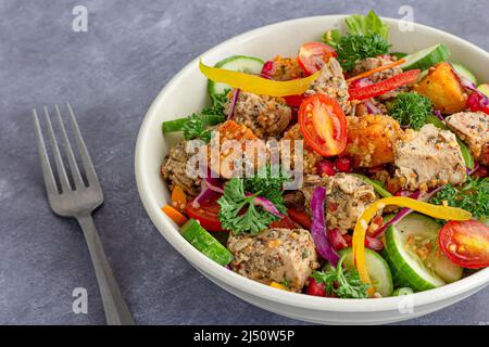 Couscous Salat mit Huhn, Paprika, Kirschtomaten, Granatapfel, Gurke und Huhn Top Down Nahaufnahme Stockfoto