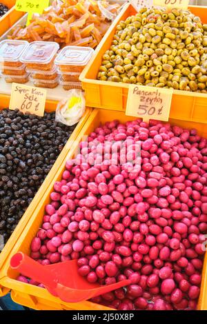 Eine wunderschöne Vielfalt an roten, schwarzen und gestreiften Oliven. Beim berühmten jährlichen Kräuterfest in der Stadt Alaçatı, Provinz Izmir, Türkei. Stockfoto