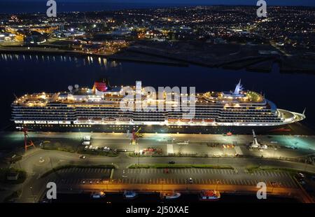 Das von der Cunard Line betriebene MS Queen Victoria-Kreuzschiff wird nach der Rückkehr von Barbados an der Royal Quays Marina in North Shields festgemacht. Bilddatum: Montag, 18. April 2022. Stockfoto