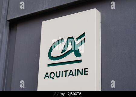 Bordeaux , Aquitaine Frankreich - 03 12 2022 : Credit Agricole aquitaine Text-Zeichen und Markenlogo Ca Zeichen Briefe speichern Bank Agentur Fassade Büro Stockfoto