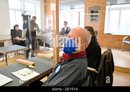 Ravensburg, Deutschland. 19. April 2022. Professor Wolfgang Ertel vom Institut für Künstliche Intelligenz der Hochschule Ravensburg-Weingarten sitzt mit seinem Anwalt Daniel Rheinländer (r) am Landgericht. Der Professor, den ich beantworten muss, weil er im Mai 2021 mit Klimaaktivisten an seiner eigenen Universität aus Protest einen Baum besetzt hatte. Ihm wird vorgeworfen, eine nicht registrierte Sitzung abzuhalten. Quelle: Felix Kästle/dpa/Alamy Live News Stockfoto