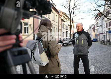 Ravensburg, Deutschland. 19. April 2022. Professor Wolfgang Ertel vom Institut für Künstliche Intelligenz der Hochschule Ravensburg-Weingarten steht bei einem Interview vor dem Gerichtsgebäude. Der Professor, den ich verantworten muss, weil er angeblich im Mai 2021 einen Baum aus Protest mit Klimaaktivisten an seiner eigenen Universität besetzt hatte. Ihm wird vorgeworfen, eine nicht registrierte Sitzung abzuhalten. Quelle: Felix Kästle/dpa/Alamy Live News Stockfoto