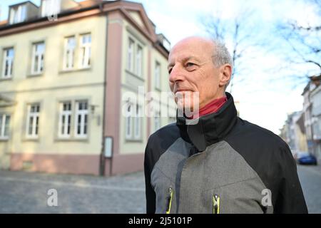 Ravensburg, Deutschland. 19. April 2022. Vor dem Gericht steht Professor Wolfgang Ertel vom Institut für Künstliche Intelligenz der Hochschule Ravensburg-Weingarten. Der Professor, den ich verantworten muss, weil er angeblich im Mai 2021 einen Baum aus Protest mit Klimaaktivisten an seiner eigenen Universität besetzt hatte. Ihm wird vorgeworfen, eine nicht registrierte Sitzung abzuhalten. Quelle: Felix Kästle/dpa/Alamy Live News Stockfoto