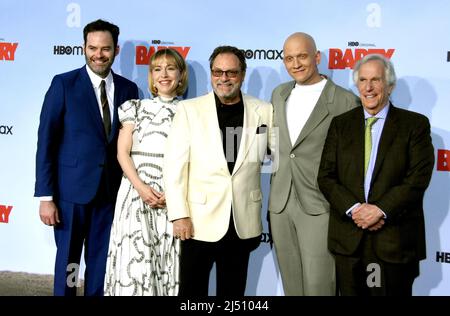 Los Angeles, Kalifornien, USA. 18. April 2022. (L-R) Schauspieler/Executive Producer/Autor/Co-Creator Bill Hader, Schauspielerin Sarah Goldberg, Schauspieler Stephen Root, Schauspieler Anthony Carrigan und Schauspieler Henry Winkler nehmen am 18. April 2022 in Los Angeles, Kalifornien, USA, an der Premiere von HBO's „Barry“ bei Rolling Greens in der Saison 3 Teil. Kredit: Barry King/Alamy Live Nachrichten Stockfoto