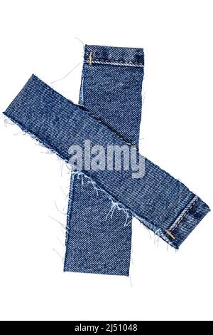 Nahaufnahme von zwei abgeschnittenen Hosenbeinen einer Jeans aus blauem Denim, isoliert auf weißem Hintergrund. Beschneidungspfad. Makro. Stockfoto