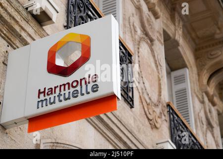 Bordeaux , Aquitaine Frankreich - 03 12 2022 : Harmonie Mutuelle Logo Marke und Text Zeichen vor Büro Wand Agentur Stockfoto