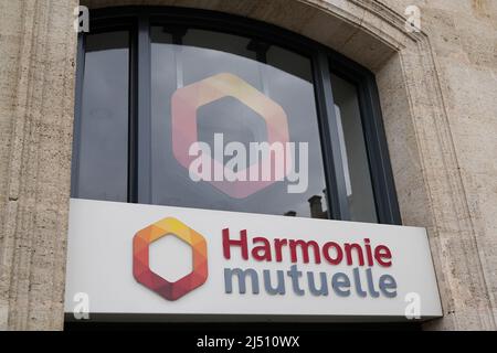 Bordeaux , Aquitaine Frankreich - 03 12 2022 : Harmonie Mutuelle Logo Marke und Text Zeichen Fassade Store Büro Eingangswand Stockfoto