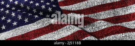 Nahe der grunge amerikanischen Flagge. USA Flagge winkende Denim Textur Hintergrund für Web-Banner 3D Rendering. Realistische Panorama-3D-Darstellung von dunklem grung Stockfoto