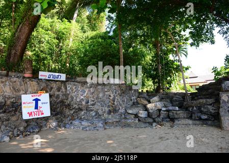 KRABI, THAILAND - 26. März 2022 : Wegweiser und Pfeile, kein SONNENAUFGANG, KEIN SONNENUNTERGANG PAVILLON am Ao Nang Beach, Krabi, Thailand. Stockfoto