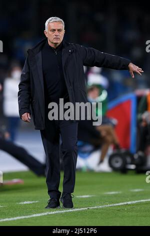 José’ MourInho-Manager von AS Roma Gesten während des Serie-A-Spiels zwischen Neapel und Roma im Stadio Diego Armando Maradona, Neapel, Italien am 18. April 2022. Foto von Giuseppe Maffia. Stockfoto