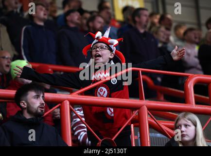 Bristol, England, 18.. April 2022. Ein Sheffield Utd-Fan während des Sky Bet Championship-Spiels am Ashton Gate in Bristol. Bildnachweis sollte lauten: Darren Staples / Sportimage Stockfoto