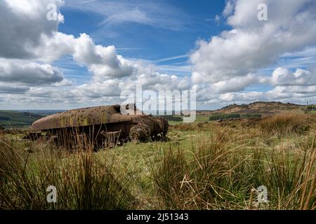 Verlassene Sherman Tank im Peak District National Park bei den Kakerlaken, Upper Hulme mit Ramshaw Rocks in der Ferne. Stockfoto