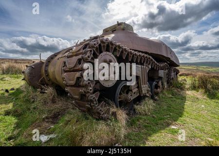 Verlassene Sherman Tank im Peak District National Park bei den Kakerlaken, Upper Hulme mit Ramshaw Rocks in der Ferne. Stockfoto