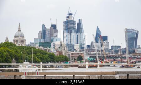 London Stadtbild mit vielen Maschinenkranen und Entwicklung Stockfoto