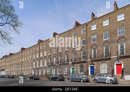 Georgianische Reihenhäuser auf der Nordseite des Myddelton Square, Islington. Einer der größten und elegantesten Gartenplätze Londons. Klasse II aufgeführt Stockfoto