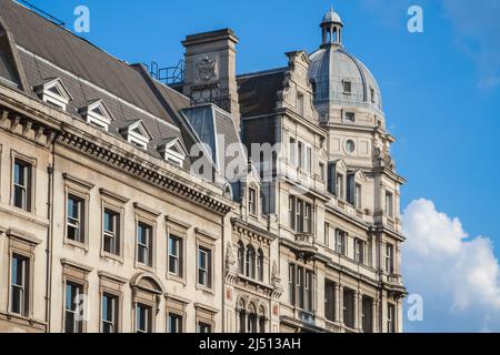 Ein edwardianisches Barockgebäude mit gewölbten Eckpavillons auf dem Dach rund um den Parliament Square in London Stockfoto