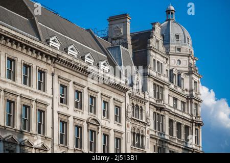 Ein edwardianisches Barockgebäude mit gewölbten Eckpavillons auf dem Dach rund um den Parliament Square in London Stockfoto