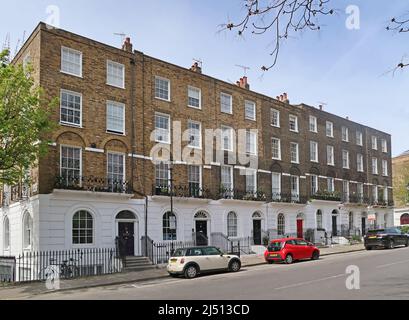 Georgianische Reihenhäuser auf der Westseite des Myddelton Square, Islington. Einer der größten und elegantesten Gartenplätze Londons. Klasse II aufgeführt Stockfoto