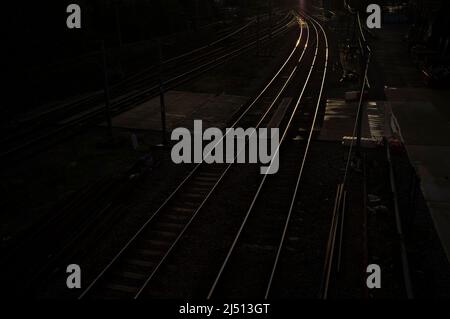 Abendlicht, das sich von den Bahngleisen abspiegelt Kentish Town Road, Kentish Town, London, Großbritannien. 10 Mai 2014 Stockfoto