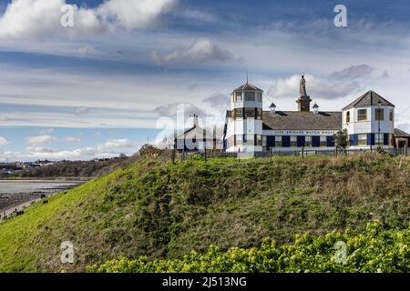 Das Wachhaus der Volunteer Life Brigade in Tynemouth, Tyne and Wear, Großbritannien. Geführt von Tynemouth Volunteer Life Brigade, gegründet 1864 restauriert 2014. Stockfoto