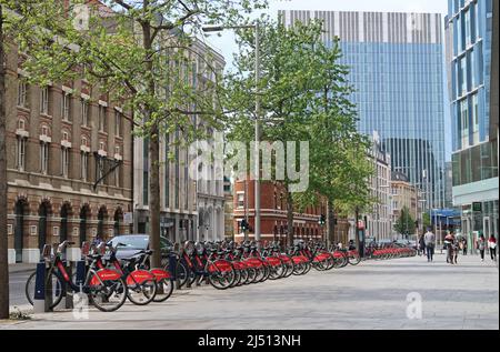 Santander mietet Fahrräder (Boris Bikes) an Docking-Stationen in der Southwark Street, in der Nähe der London Bridge in London, Großbritannien Stockfoto