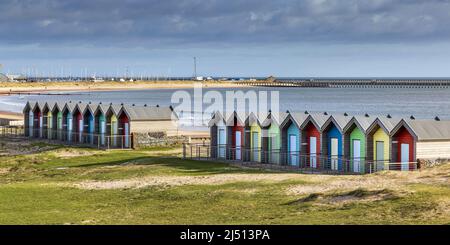 Die bunten Strandhütten an der Promenade von Blyth, Northumberland, Großbritannien Stockfoto