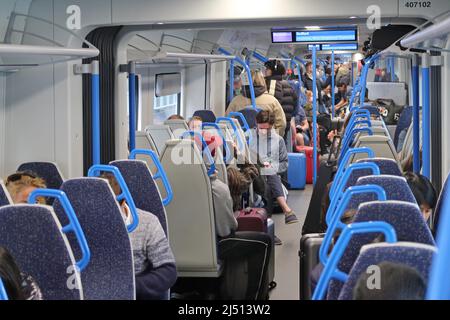 Ein überfüllter Wagen auf einem nicht in die Stadt gebundenen Thameslink-Zug, der durch London, Großbritannien, fährt. Auf der Zuganzeige wird Bedford als Ziel angezeigt. Stockfoto