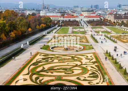 Wien, Österreich - 30. Oktober 2019: Luftaufnahme des dekorierenden Gartens im Schloss Belvedere. Touristen, die während der Herbstsaison durch den Park laufen. Stockfoto