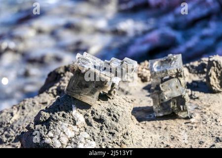 Nahaufnahme der Mineralsalzkristalle vom Toten Meer. Selektiver Fokus. Stockfoto