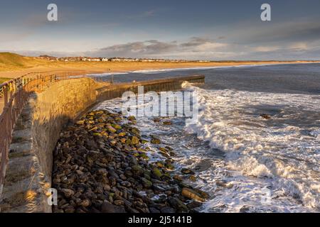 Ankommende Wellen am Hafen von Seaton Sluice münden in Seaton Sluice Beach Beyond, Northumberland, Großbritannien Stockfoto