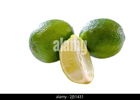 frischen grünen Limetten isoliert auf weißem Hintergrund Stockfoto
