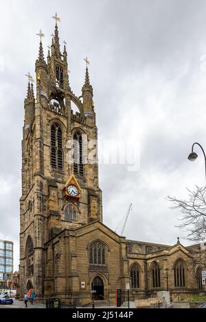 Die verzierten Türme und die Uhr der Cathedral Church of St. Nicholk, Newcastle-upon-Tyne, Tyne and Wear, England Stockfoto