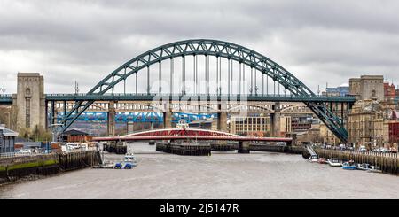 Den Fluss Tyne, zeigt die Tyne Bridge, die Swing Bridge und die Hohe Brücke, Newcastle-upon-Tyne, Großbritannien Stockfoto