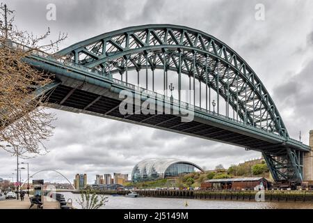 Die Tyne Bridge, die vom Newcastle Quayside aus nach Osten auf den Fluss Tyne in Richtung Sage Gateshead und Gateshead Millennium Bridge führt. Stockfoto