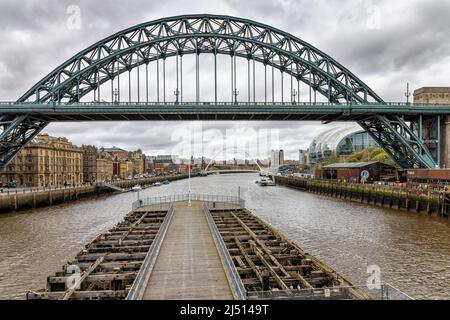 Aufgenommen von der Swing Bridge mit Blick nach Osten den Fluss Tyne hinunter in Richtung Tyne Bridge und darüber hinaus, Newcastle upon Tyne, England, Großbritannien Stockfoto