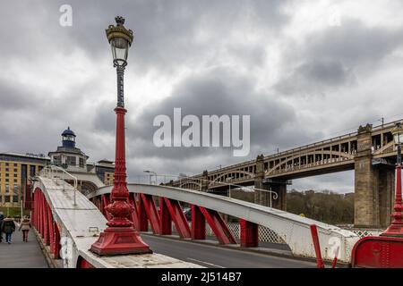 Swing Bridge und High Level Bridge über den Fluss Tyne, Newcastle upon Tyne, Gateshead, England, Großbritannien Stockfoto