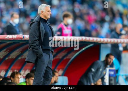 Der portugiesische Trainer Jose Mourinho schaut während des Fußballspiels der Serie A zwischen dem SSC Napoli und AS Roma am 18. April 2022 im Diego Armando Maradona Stadium in Neapel, Süditalien, RomaÕs. Stockfoto