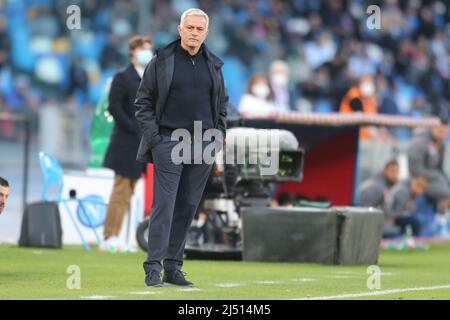 Der portugiesische Trainer Jose Mourinho sieht während der Serie Ein Fußballspiel zwischen SSC Napoli und RomaÕs Roma. SSC Napoli und AS Roma ziehen 1-1 Stockfoto