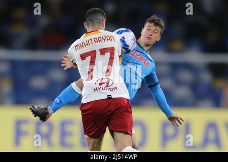 Der deutsche Mittelfeldspieler des SSC Napoli, Diego Demme, fordert den Ball mit dem armenischen Mittelfeldspieler Henrikh Mkhitaryan von RomaÕs während des Fußballspiels der Serie A zwischen dem SSC Napoli und AS Roma. SSC Napoli und AS Roma ziehen 1-1 Stockfoto