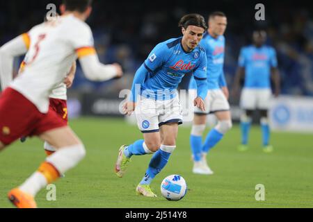 Der mazedonische Mittelfeldspieler Eljif Elmas von SSC Napoli kontrolliert den Ball während des Fußballspiels der Serie A zwischen SSC Napoli und AS Roma. SSC Napoli und AS Roma ziehen 1-1 Stockfoto