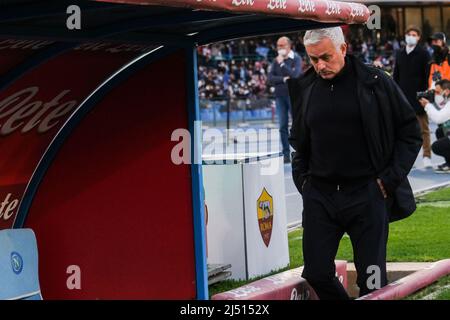 Der portugiesische Trainer Jose Mourinho RomaÕs während des Fußballspiels der Serie A zwischen dem SSC Napoli und AS Roma im Diego Armando Maradona Stadium in Neapel, Süditalien, am 18. April 2022. Stockfoto