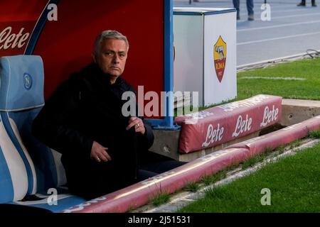 Der portugiesische Trainer Jose Mourinho RomaÕs während des Fußballspiels der Serie A zwischen dem SSC Napoli und AS Roma im Diego Armando Maradona Stadium in Neapel, Süditalien, am 18. April 2022. Stockfoto