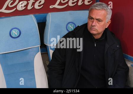 Der portugiesische Trainer Jose Mourinho RomaÕs während des Fußballspiels der Serie A zwischen dem SSC Napoli und AS Roma im Diego Armando Maradona Stadium in Neapel, Süditalien, am 18. April 2022. Stockfoto