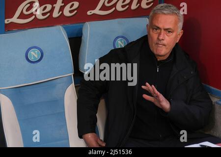 Der portugiesische Trainer Jose Mourinho RomaÕs während des Fußballspiels der Serie A zwischen dem SSC Napoli und AS Roma im Diego Armando Maradona Stadium in Neapel, Süditalien, am 18. April 2022. Stockfoto