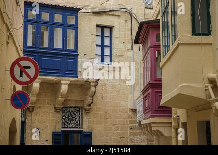 Traditionelle maltesische Balkone in Birgu (Vittoriosa), Valletta, Malta Stockfoto