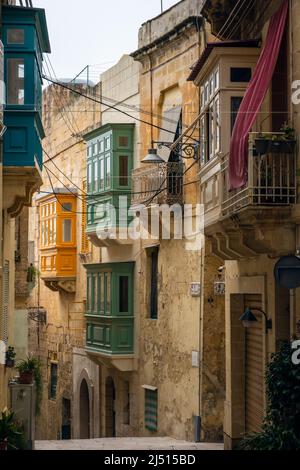 Traditionelle maltesische Balkone in Birgu (Vittoriosa), Valletta, Malta Stockfoto